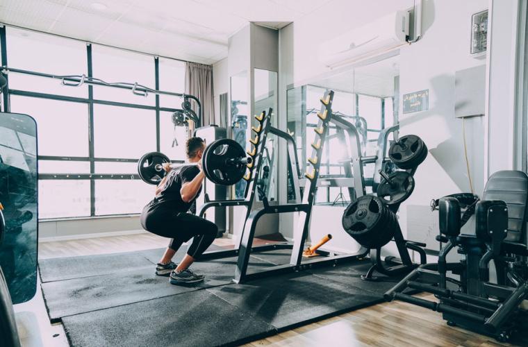 Man lifting bar bells at the gym