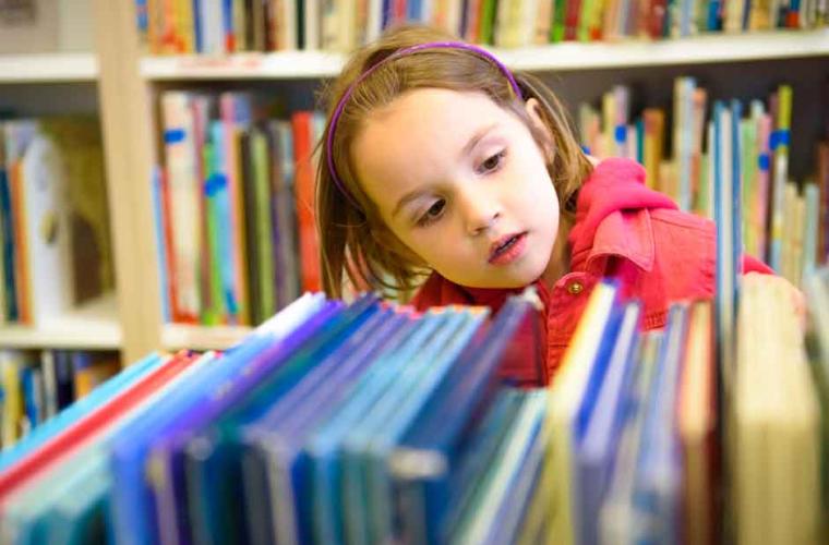 Little girl in library 